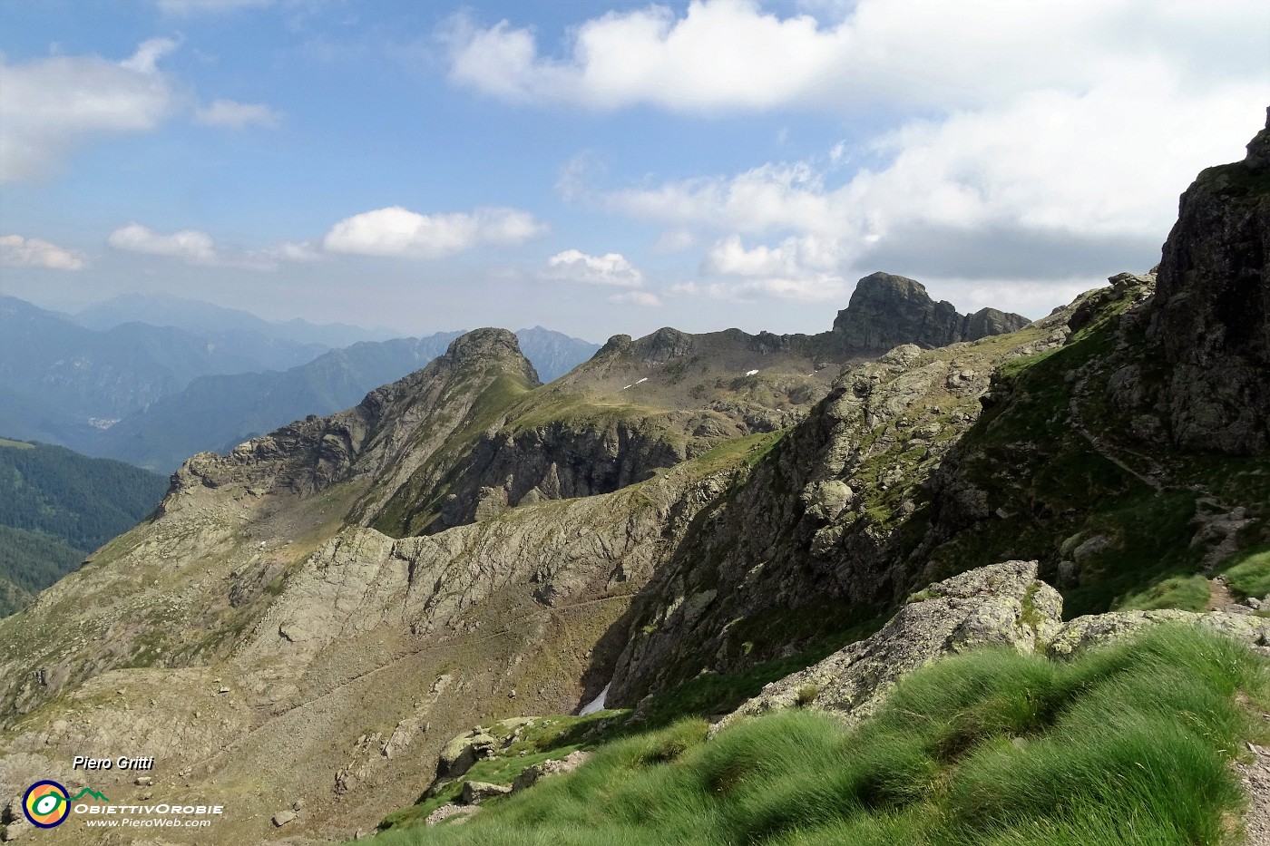 88 Scendendo dal sent. 108 vista in Torrione S. Giacomo e Pizzo di Giacomo.JPG -                                